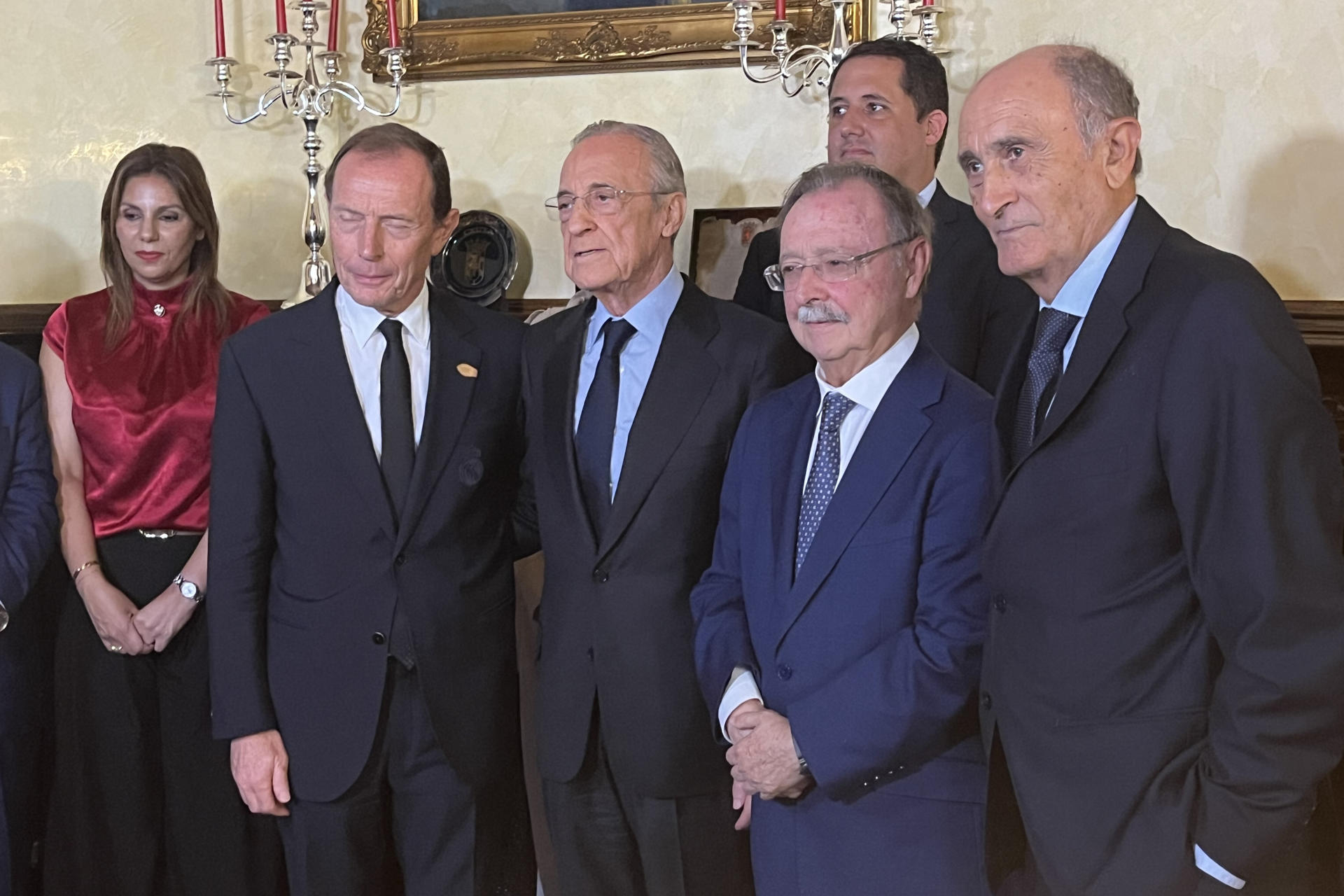 CEUTA (ESPAÑA), 18/09/2026.- El presidente de la Ciudad Autónoma de Ceuta, Juan Jesús Vivas (2d) junto con el presidente del Real Madrid, Florentino Pérez (c), el director de Relaciones Institucionales, Emilio Butragueño (i) y el presidente de honor de la entidad, José Martínez 'Pirri' (d) durante un viaje del equipo este viernes para mostrar su apoyo a los ceutíes como consecuencia de la crisis que ha afectado a la ciudad desde finales de julio. EFE/ Reduan
