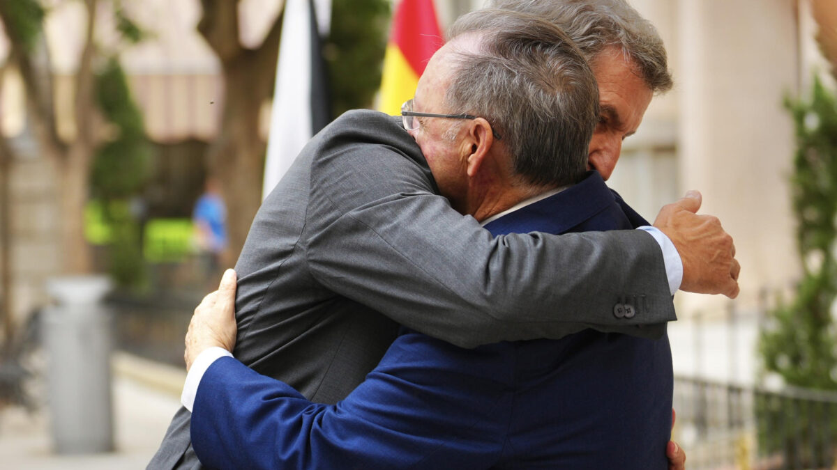 CEUTA, 02/09/2026.- El presidente de Ceuta, Juan Jesús Vivas (d),abraza al presidente nacional de Partido Popular, Alberto Núñez Feijóo, durante el acto institucional del Día de Ceuta este miércoles. EFE/ David Mudarra/PP SOLO USO EDITORIAL/SOLO DISPONIBLE PARA ILUSTRAR LA NOTICIA QUE ACOMPAÑA (CRÉDITO OBLIGATORIO)