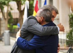CEUTA, 02/09/2026.- El presidente de Ceuta, Juan Jesús Vivas (d),abraza al presidente nacional de Partido Popular, Alberto Núñez Feijóo, durante el acto institucional del Día de Ceuta este miércoles. EFE/ David Mudarra/PP SOLO USO EDITORIAL/SOLO DISPONIBLE PARA ILUSTRAR LA NOTICIA QUE ACOMPAÑA (CRÉDITO OBLIGATORIO)