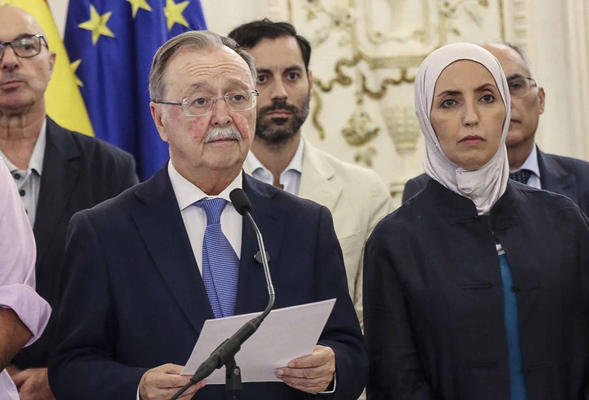 Ceuta, 28 ago (EFE).- El presidente de la Ciudad Autónoma, Juan Jesús Vivas (i), lee una declaración institucional, aprobada por unanimidad por la Junta de Portavoces de la Asamblea de Ceuta, este viernes. La Asamblea de Ceuta ha calificado como "legítimas y plenamente justificadas" las manifestaciones ciudadanas que reclaman la vuelta a la normalidad en la ciudad pero ha realizado un llamamiento a la calma y ha pedido que se desarrollen "de manera pacífica y ordenada". EFE/Reduan