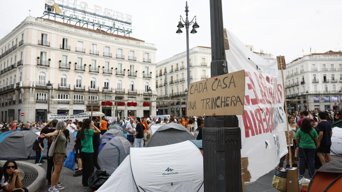 MADRID, 27/09/2026.- Turistas con maletas, gente volviendo de fiesta, personal de la limpieza, otros trabajadores de camino a sus jornadas... Todo eso, como cualquier otro día, está en la Puerta del Sol este domingo al amanecer, pero también cientos de personas acampadas para protestar por la crisis de vivienda. Esta estampa que recuerda tanto al 15-M de 2011 comenzó a orquestarse al final de la manifestación multitudinaria del sábado por la tarde en la capital, que congregó a miles de personas: 25.000, según la Delegación del Gobierno; cerca de 300.000, de acuerdo con el Sindicato de Inquilinas e Inquilinos de Madrid, convocante de la marcha. "Si no nos dejan vivir en Madrid, nos plantamos en su centro", ha reivindicado el Sindicato, que ha logrado movilizar improvisadamente a cientos de personas para ocupar este bajo exterior y muy luminoso de 16.751 metros cuadrados, en una ciudad en la que el precio del alquiler ha subido 60,7 % en los últimos cinco años, según el portal Idealista. EFE/ Rodrigo Jiménez