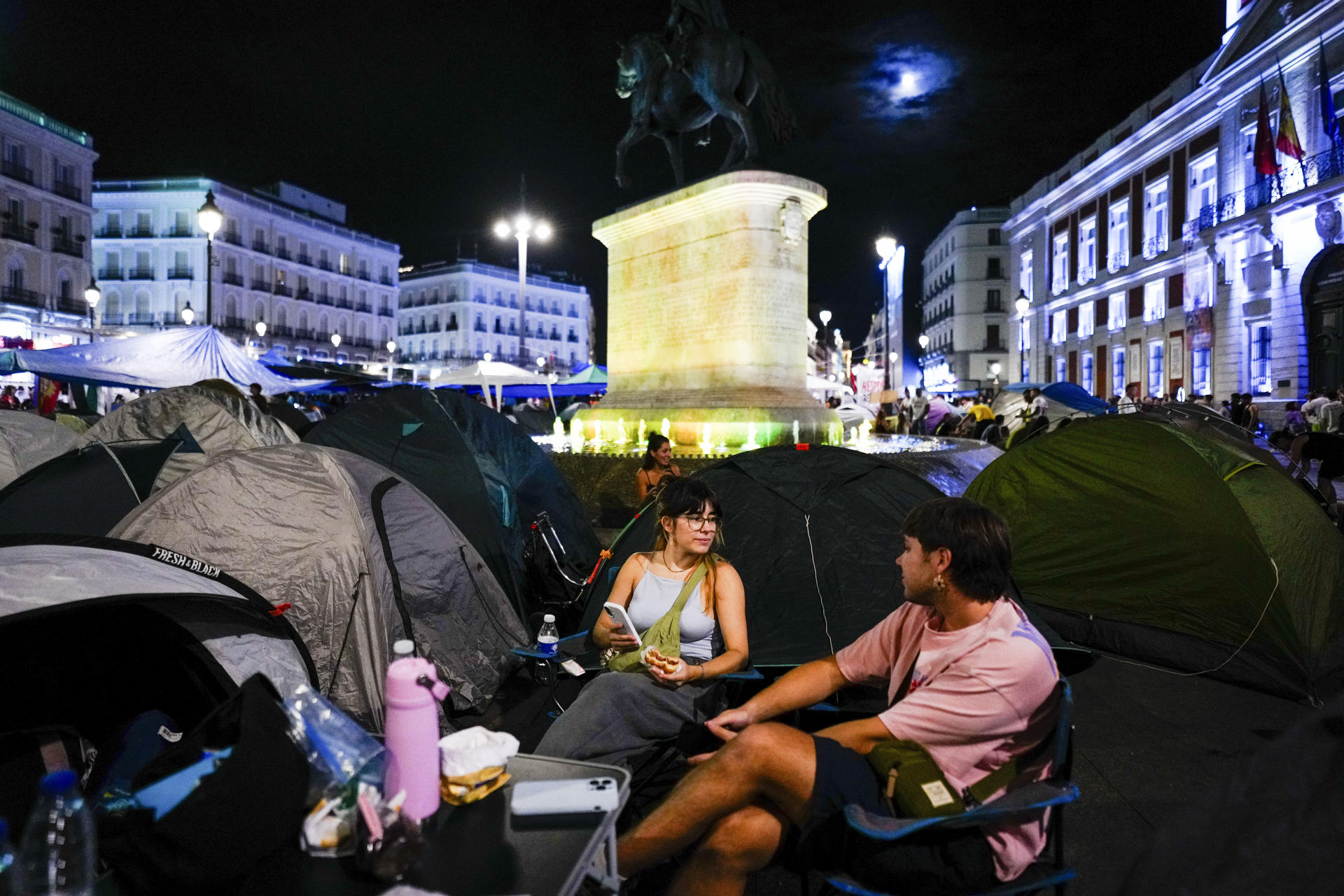 MADRID, 27/09/2026.-Cientos de acampados en la Puerta del Sol convocados por el Sindicato de Inquilinas se preparan este domingo para dormir una segunda noche, y las que hagan falta, en tiendas de campaña, hasta que el Gobierno apruebe el real decreto 'Maricarmen' que debe incluir, entre otras medidas, contratos indefinidos de alquiler.- EFE/ Borja Sánchez-Trillo