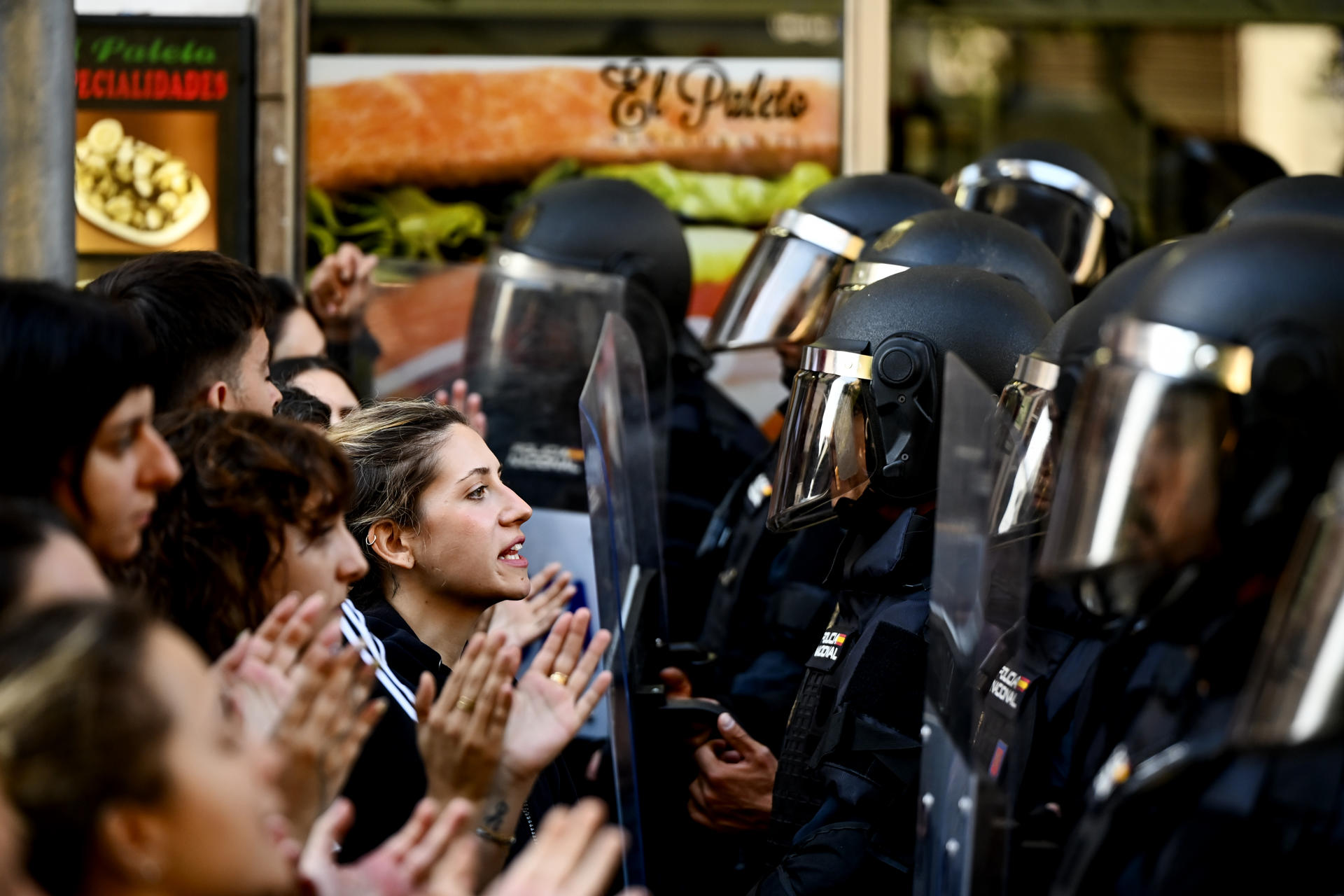 MADRID (ESPAÑA), 23/09/2026.- La Policía Nacional trata de impedir el acceso a la vivienda a miembros del Sindicato de Inquilinas que estaban acampados en la entrada durante el desahucio de un anciana de 87 años en el distrito de Retiro en Madrid. EFE/ Fernando Villar