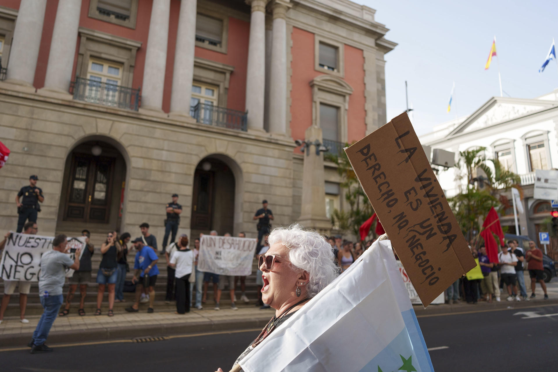 SANTA CRUZ DE TENERIFE, 24/09/2026.-La Plataforma de Afectados por la Hipoteca, la activista Inma Évora y Acción Social Canarias se concentraron este jueves frente a la subdelegación del Gobierno en Santa Cruz de Tenerife para protestar contra el desalojo de Maricarmen ocurrido en Madrid.EFE/Ramón de la Rocha