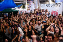 MADRID, 27/09/2026.-Cientos de acampados en la Puerta del Sol convocados por el Sindicato de Inquilinas se preparan este domingo para dormir una segunda noche, y las que hagan falta, en tiendas de campaña, hasta que el Gobierno apruebe el real decreto 'Maricarmen' que debe incluir, entre otras medidas, contratos indefinidos de alquiler.- EFE/ Borja Sánchez-Trillo