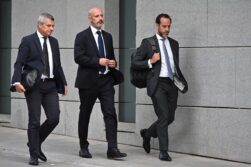 Roberto Roselli, en el centro, a su llegada a la Audiencia Nacional.