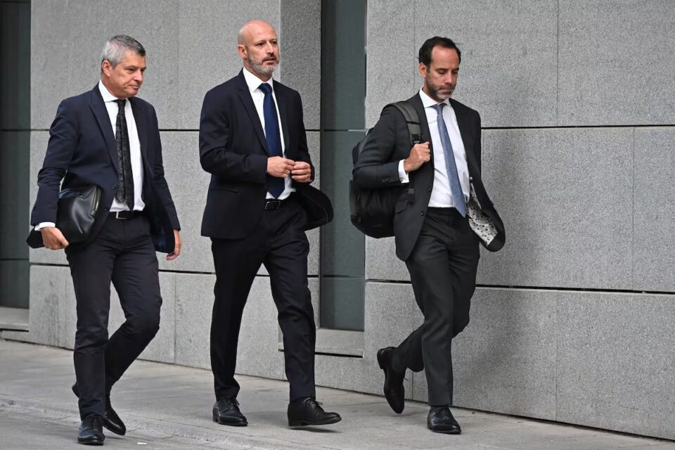 Roberto Roselli, en el centro, a su llegada a la Audiencia Nacional.