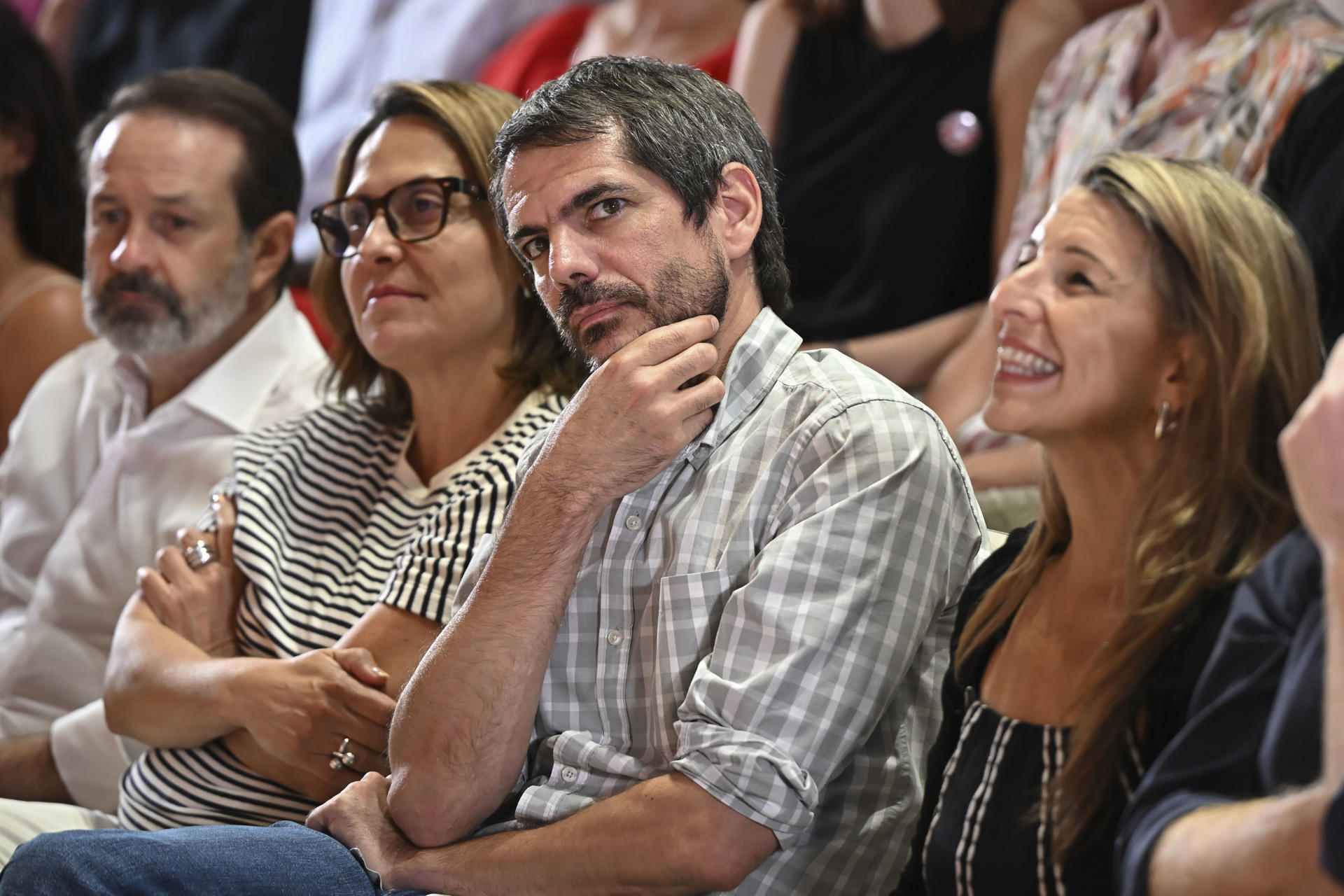 MADRID, 11/07/2026.- La ministra de Trabajo, Yolanda Díaz (d) y el titular de Cultura, Ernest Urtasun (2d), durante el cierre de asamblea extraordinaria que el partido celebra este sábado para renovar previsiblemente su dirección con una candidatura de unidad para tratar de superar la crisis interna que vive la formación, que desembocó en la dimisión de su secretaria de Organización. EFE/Fernando Villar