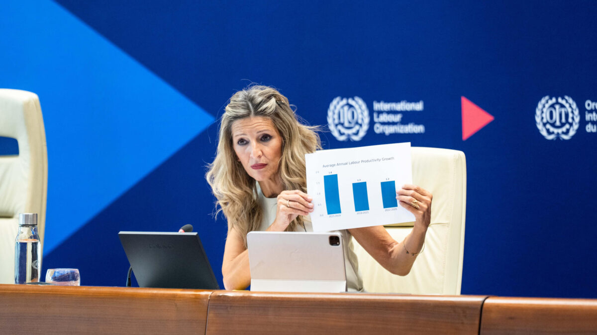 GINEBRA (SUIZA), 23/09/2026.- La vicepresidenta segunda y ministra de Trabajo de España, Yolanda Díaz, defendió este miércoles su candidatura a directora general de la Organización Internacional del Trabajo (OIT) ante gobiernos, sindicatos y patronales, a los que ofreció una gestión pragmática, democrática y capaz de salvar a esta institución. En una sesión especial dedicada a que los candidatos respondan a preguntas de representantes de organizaciones empresariales y sindicales, así como de gobiernos, como partes constituyentes de la OIT, Díaz se presentó con "una mujer pragmática", cuya gestión como ministra, dijo, se ha caracterizado por beneficiar a empresas y trabajadores, y que ofrece "un liderazgo fuerte para sacar a la OIT de la esquina en la que está". EFE/ Enrique Leon Oit SOLO USO EDITORIAL SOLO DISPONIBLE PARA ILUSTRAR LA NOTICIA QUE ACOMPAÑA (CRÉDITO OBLIGATORIO)