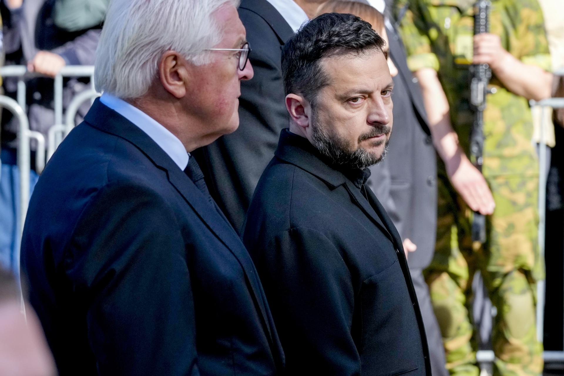 Oslo (Norway), 09/09/2026.- German President Frank-Walter Steinmeier (L) and Ukrainian President Volodymyr Zelensky walk behind the bier carrying the coffin of Norway's King Harald V from the Royal Palace to Oslo Cathedral for the funeral, in Oslo, Norway, 09 September 2026. The ceremony marks the country's first state funeral for a monarch since the death of King Harald's father, King Olav V, in 1991. (Noruega) EFE/EPA/Gorm Kallestad / POOL NORWAY OUT
