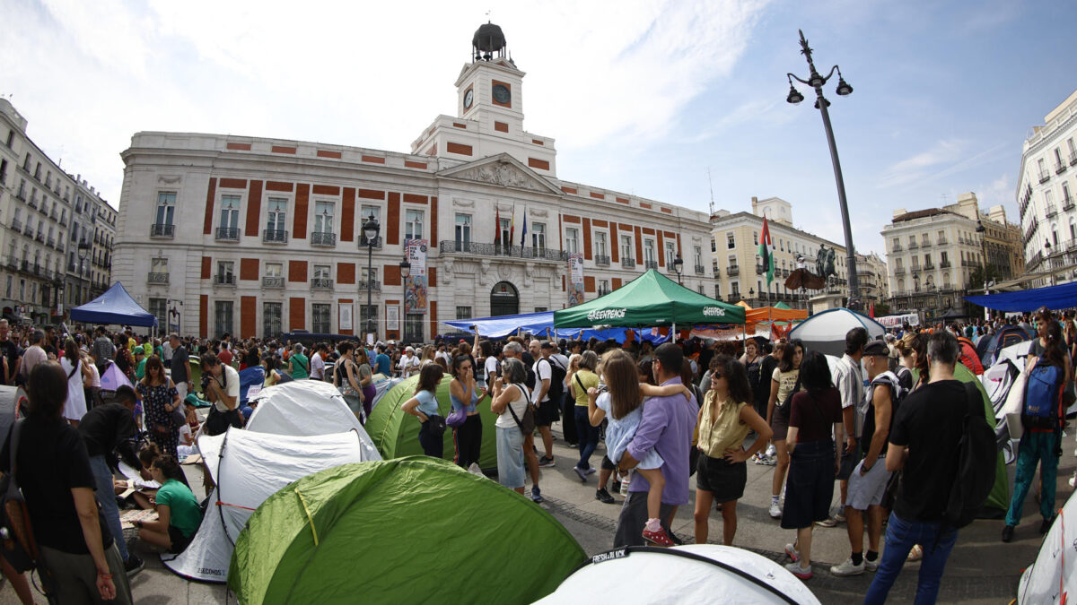 MADRID, 27/09/2026.- Decenas de personas ocupan con tiendas de campaña desde ayer sábado la madrileña Puerta del Sol como protesta por el precio de la Vivienda. EFE/ Rodrigo Jiménez