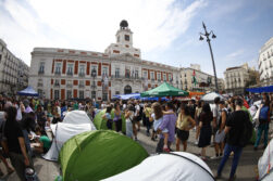 MADRID, 27/09/2026.- Decenas de personas ocupan con tiendas de campaña desde ayer sábado la madrileña Puerta del Sol como protesta por el precio de la Vivienda. EFE/ Rodrigo Jiménez