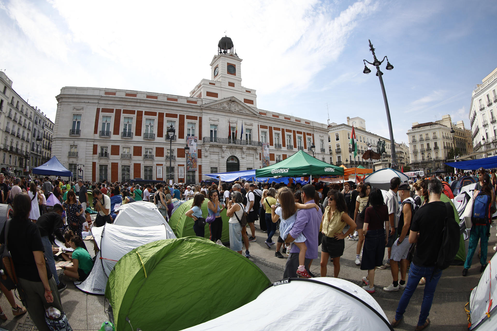 MADRID, 27/09/2026.- Decenas de personas ocupan con tiendas de campaña desde ayer sábado la madrileña Puerta del Sol como protesta por el precio de la Vivienda. EFE/ Rodrigo Jiménez