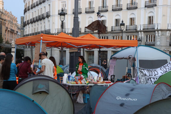 MADRID, 27/09/2026.- Decenas de tiendas instaladas a primera hora de este domingo en la Puerta del Sol. Centenares de personas han pasado la madrugada de este domingo acampadas en la madrileña Puerta del Sol como protesta por la crisis de la vivienda, exclamando que no aguantan más y que "o cae el rentismo o cae el Gobierno". La acampada se ha iniciado a primeras horas de la noche del sábado, al término de la manifestación que se celebró en el centro de Madrid para protestar por el desahucio de Maricarmen, la anciana que tuvo que abandonar su casa de alquiler tras 70 años en la misma, y reclamar medidas efectivas para frenar la crisis de la vivienda. EFE/Mercedes Ortuño EFE/Mercedes Ortuño