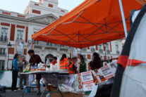 MADRID, 27/09/2026.- Decenas de tiendas instaladas a primera hora de este domingo en la Puerta del Sol. Centenares de personas han pasado la madrugada de este domingo acampadas en la madrileña Puerta del Sol como protesta por la crisis de la vivienda, exclamando que no aguantan más y que "o cae el rentismo o cae el Gobierno". La acampada se ha iniciado a primeras horas de la noche del sábado, al término de la manifestación que se celebró en el centro de Madrid para protestar por el desahucio de Maricarmen, la anciana que tuvo que abandonar su casa de alquiler tras 70 años en la misma, y reclamar medidas efectivas para frenar la crisis de la vivienda. EFE/Mercedes Ortuño EFE/Mercedes Ortuño