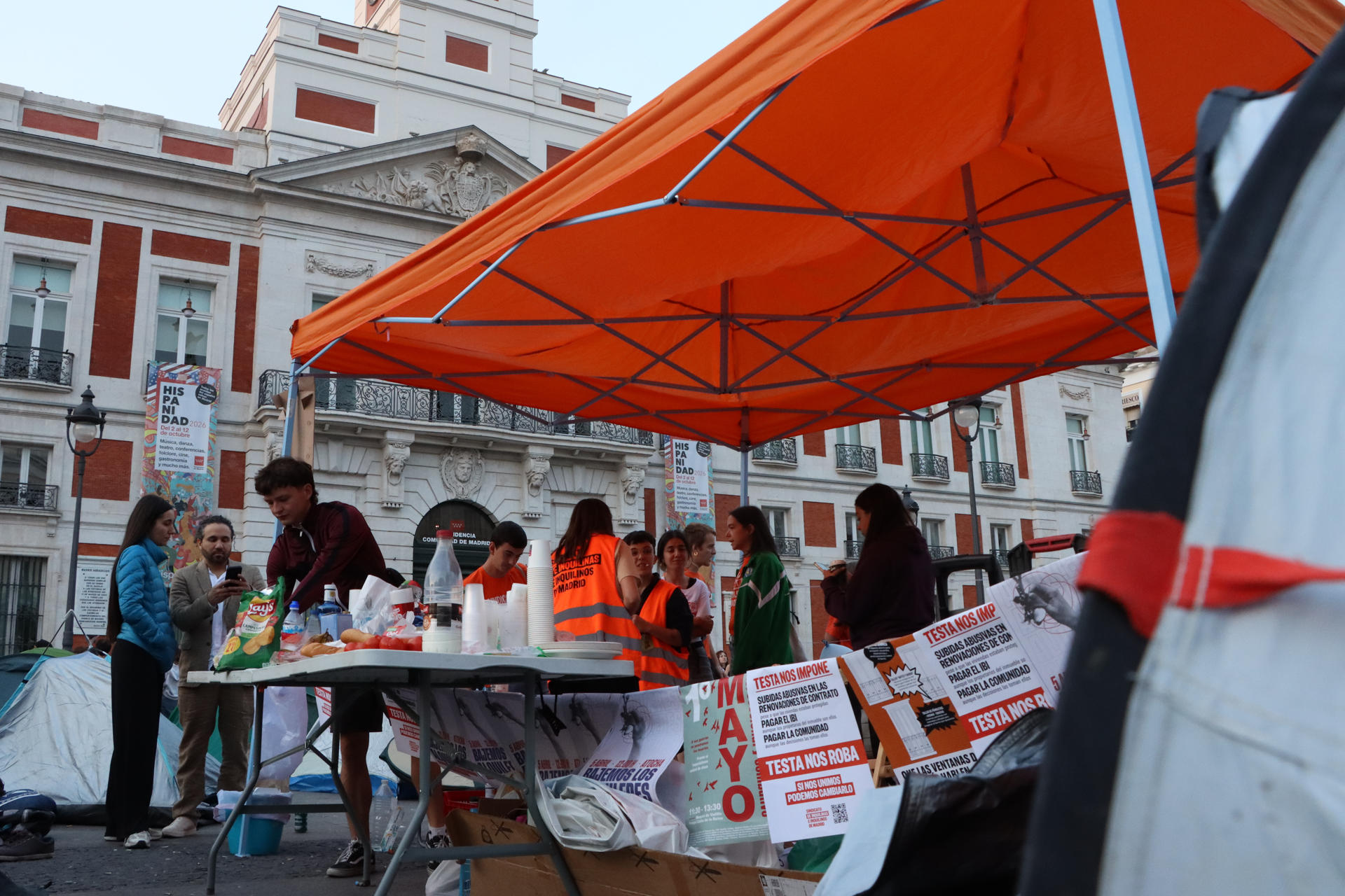 MADRID, 27/09/2026.- Decenas de tiendas instaladas a primera hora de este domingo en la Puerta del Sol. Centenares de personas han pasado la madrugada de este domingo acampadas en la madrileña Puerta del Sol como protesta por la crisis de la vivienda, exclamando que no aguantan más y que "o cae el rentismo o cae el Gobierno". La acampada se ha iniciado a primeras horas de la noche del sábado, al término de la manifestación que se celebró en el centro de Madrid para protestar por el desahucio de Maricarmen, la anciana que tuvo que abandonar su casa de alquiler tras 70 años en la misma, y reclamar medidas efectivas para frenar la crisis de la vivienda. EFE/Mercedes Ortuño EFE/Mercedes Ortuño