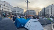 Decenas de personas amanecen en la Puerta del Sol de Madrid para exigir la aprobación de un decreto sobre vivienda, a 27 de septiembre de 2026