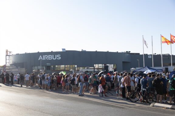 Trabajadores de Airbus se concentran a las puertas de la sede de Getafe, a 1 de septiembre de 2026, en Getafe