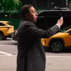 El ministro de Exteriores español se graba mientras pasea por Nueva York. | Imagen de vídeo, TikTok: @jmalbares