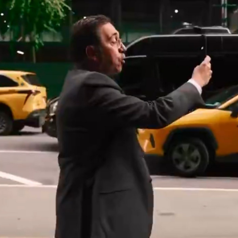 El ministro de Exteriores español se graba mientras pasea por Nueva York. | Imagen de vídeo, TikTok: @jmalbares