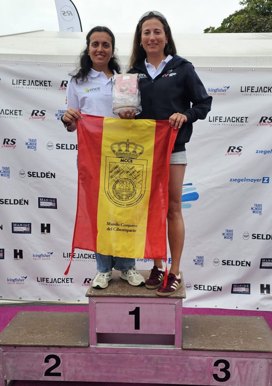 La sargento Alejandra Vicens y Paula González durante la ceremonia de entrega de trofeos del Campeonato del Mundo en Alemania