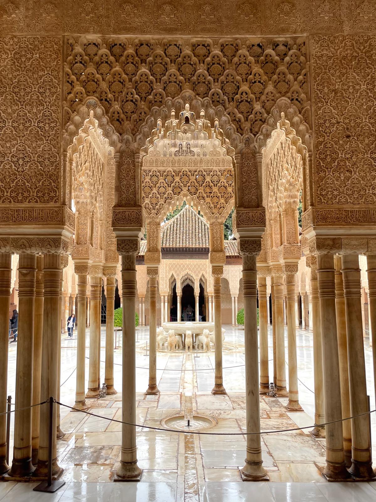 La Alhambra es uno de los monumentos más visitados de España y una de las cumbres del arte andalusí