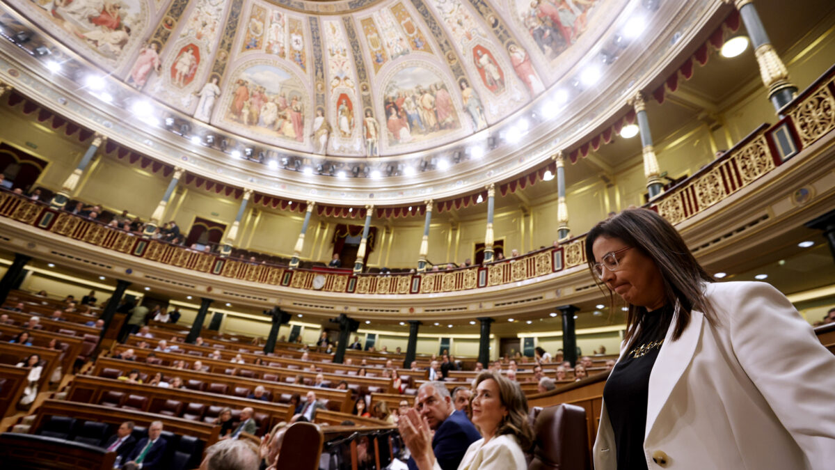 MADRID, 23/09/2026.- La diputada del PP, Ana Belén Vázquez abandona el hemiciclo tras ser expulsada por haber enseñado un bote de gas pimienta en su interpelación al ministro del Interior, Fernando Grande-Marlaska, en la sesión de control al Gobierno celebrada este miércoles en el Congreso. EFE/Javier Lizón