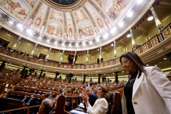 MADRID, 23/09/2026.- La diputada del PP, Ana Belén Vázquez abandona el hemiciclo tras ser expulsada por haber enseñado un bote de gas pimienta en su interpelación al ministro del Interior, Fernando Grande-Marlaska, en la sesión de control al Gobierno celebrada este miércoles en el Congreso. EFE/Javier Lizón