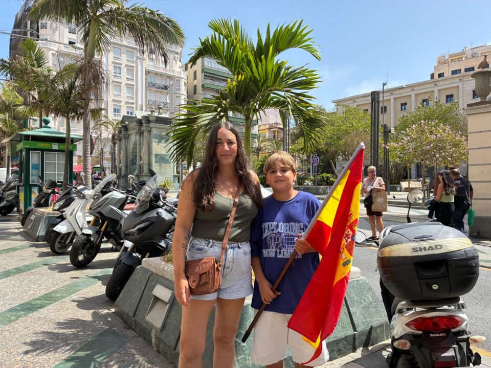 Ana, profesora en el Colegio García Lorca de Ceuta, y Daniel, su hijo, alumno del mismo centro