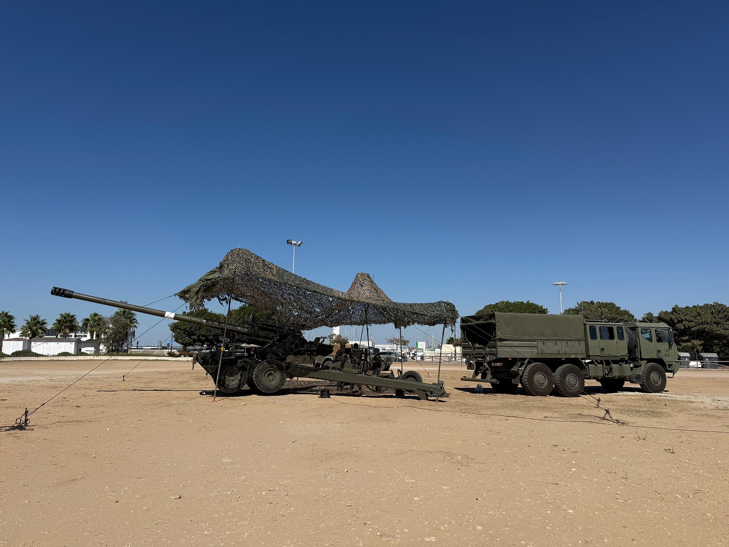 Uno de los cañones 155/52 APU SBT-1 del Regimiento de Artillería de Costa nº 4 desplegado en la bahía de Cádiz