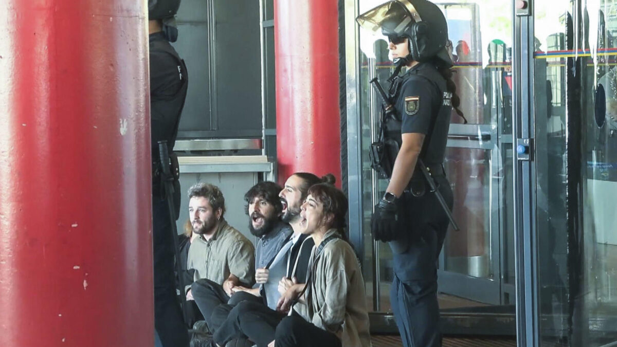 MADRID, 22/09/2026.- Captura de video del momento en el que varios manifestantes contra los fondos buitre se han reunido en la entrada al recinto ferial de IFEMA, donde este martes se ha inaugurado el salón inmobiliario The District, que se celebra por primera vez en Madrid tras cuatro ediciones en Barcelona. Además, tras el acto inaugural, y mientras la presidenta de la Comunidad de Madrid, Isabel Díaz Ayuso, recorría la feria, un grupo de activistas ha irrumpido y ha lanzado octavillas con mensajes contra los fondos buitre y los dirigentes madrileños Isabel Díaz Ayuso y José Luis Martínez-Almeida. EFE/Juan Yagüe