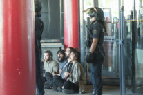 MADRID, 22/09/2026.- Captura de video del momento en el que varios manifestantes contra los fondos buitre se han reunido en la entrada al recinto ferial de IFEMA, donde este martes se ha inaugurado el salón inmobiliario The District, que se celebra por primera vez en Madrid tras cuatro ediciones en Barcelona. Además, tras el acto inaugural, y mientras la presidenta de la Comunidad de Madrid, Isabel Díaz Ayuso, recorría la feria, un grupo de activistas ha irrumpido y ha lanzado octavillas con mensajes contra los fondos buitre y los dirigentes madrileños Isabel Díaz Ayuso y José Luis Martínez-Almeida. EFE/Juan Yagüe
