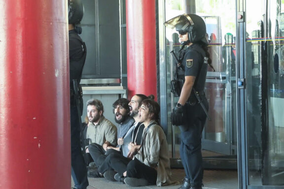 MADRID, 22/09/2026.- Captura de video del momento en el que varios manifestantes contra los fondos buitre se han reunido en la entrada al recinto ferial de IFEMA, donde este martes se ha inaugurado el salón inmobiliario The District, que se celebra por primera vez en Madrid tras cuatro ediciones en Barcelona. Además, tras el acto inaugural, y mientras la presidenta de la Comunidad de Madrid, Isabel Díaz Ayuso, recorría la feria, un grupo de activistas ha irrumpido y ha lanzado octavillas con mensajes contra los fondos buitre y los dirigentes madrileños Isabel Díaz Ayuso y José Luis Martínez-Almeida. EFE/Juan Yagüe