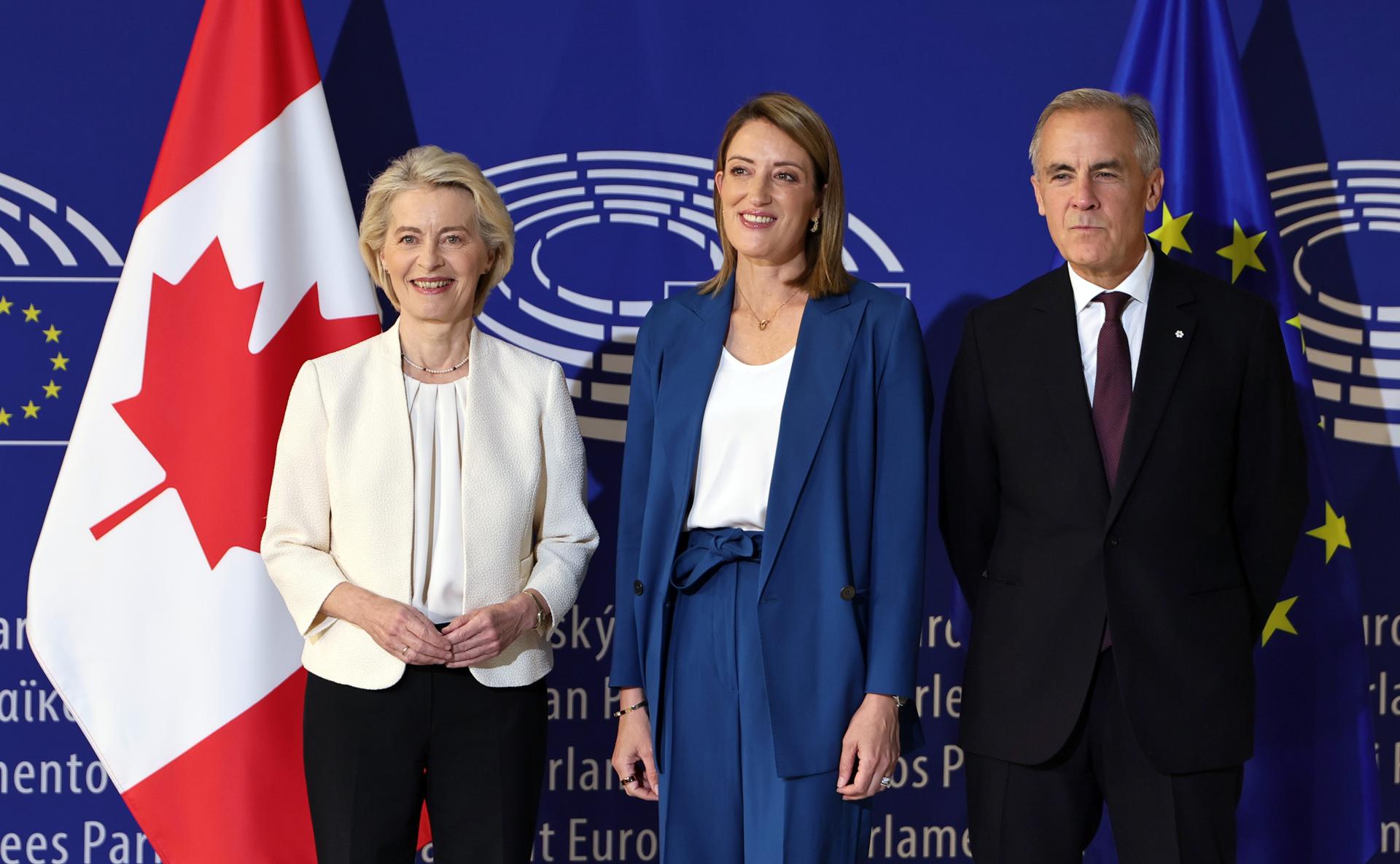 Strasbourg (France), 16/09/2026.- European Commission President, Ursula von der Leyen (L) and European Parliament President, Roberta Metsola (C) welcome the Prime Minister of Canada, Mark Carney (R) at the European Parliament in Strasbourg, France, 16 September 2026. Carney will hold meeting in Strasbourg to strengthen Canada's ties with the EU in trade, investment, and security. (Francia, Estrasburgo) EFE/EPA/RONALD WITTEK