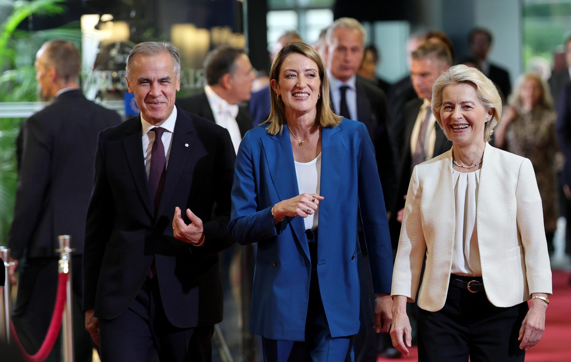 Strasbourg (France), 16/09/2026.- European Commission President, Ursula von der Leyen (R) and European Parliament President, Roberta Metsola (C) welcome Prime Minister of Canada, Mark Carney (L) at the European Parliament in Strasbourg, France, 16 September 2026. Carney will hold meeting in Strasbourg to strengthen Canada's ties with the EU in trade, investment, and security. (Francia, Estrasburgo) EFE/EPA/RONALD WITTEK
