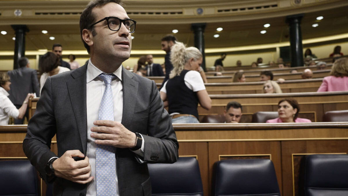 MADRID, 30/09/2026.- El vicepresidente primero del Gobierno, y ministro de Economía, Carlos Cuerpo al inicio de la sesión de control al Gobierno, este miércoles en el Congreso. EFE/ Sergio Perez