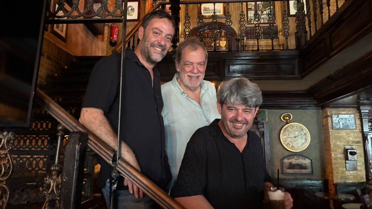 Agustín Martínez, Jorge Díaz y Antonio Mercero, integrantes de Carmen Mola, en la promoción de 'Los huérfanos' en Marbella