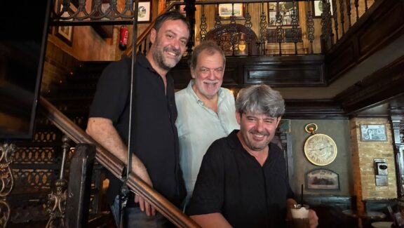Agustín Martínez, Jorge Díaz y Antonio Mercero, integrantes de Carmen Mola, en la promoción de 'Los huérfanos' en Marbella