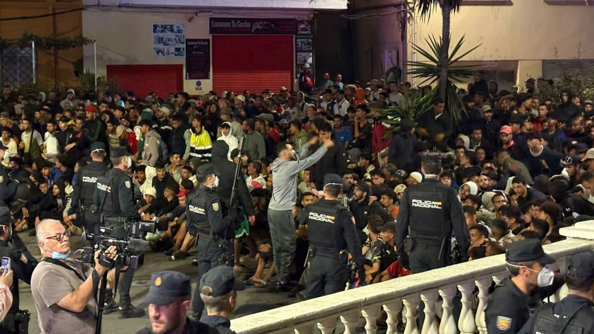 La Policía embolsa a los inmigrantes de las playas para proceder a su traslado a las instalaciones provisionales del Puerto de Ceuta.