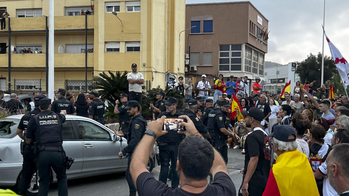 CEUTA (ESPAÑA), 20/09/2026.- Al menos una persona ha sido retenida en un vehículo policial a raíz de los altercados registrados esta tarde a la salida del puerto de Ceuta, donde varias decenas de personas se han concentrado coincidiendo con la llegada a la ciudad autónoma de integrantes del colectivo Negu Gorriak/Derecho a Techo. A través de redes sociales, varios grupos de ceutíes se habían convocado a la salida de vehículos del puerto para expresar su rechazo a la llegada de este grupo que consideran vinculado a la izquierda radical. EFE/ Roberto Ruiz Oliva