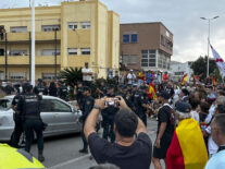 CEUTA (ESPAÑA), 20/09/2026.- Al menos una persona ha sido retenida en un vehículo policial a raíz de los altercados registrados esta tarde a la salida del puerto de Ceuta, donde varias decenas de personas se han concentrado coincidiendo con la llegada a la ciudad autónoma de integrantes del colectivo Negu Gorriak/Derecho a Techo. A través de redes sociales, varios grupos de ceutíes se habían convocado a la salida de vehículos del puerto para expresar su rechazo a la llegada de este grupo que consideran vinculado a la izquierda radical. EFE/ Roberto Ruiz Oliva