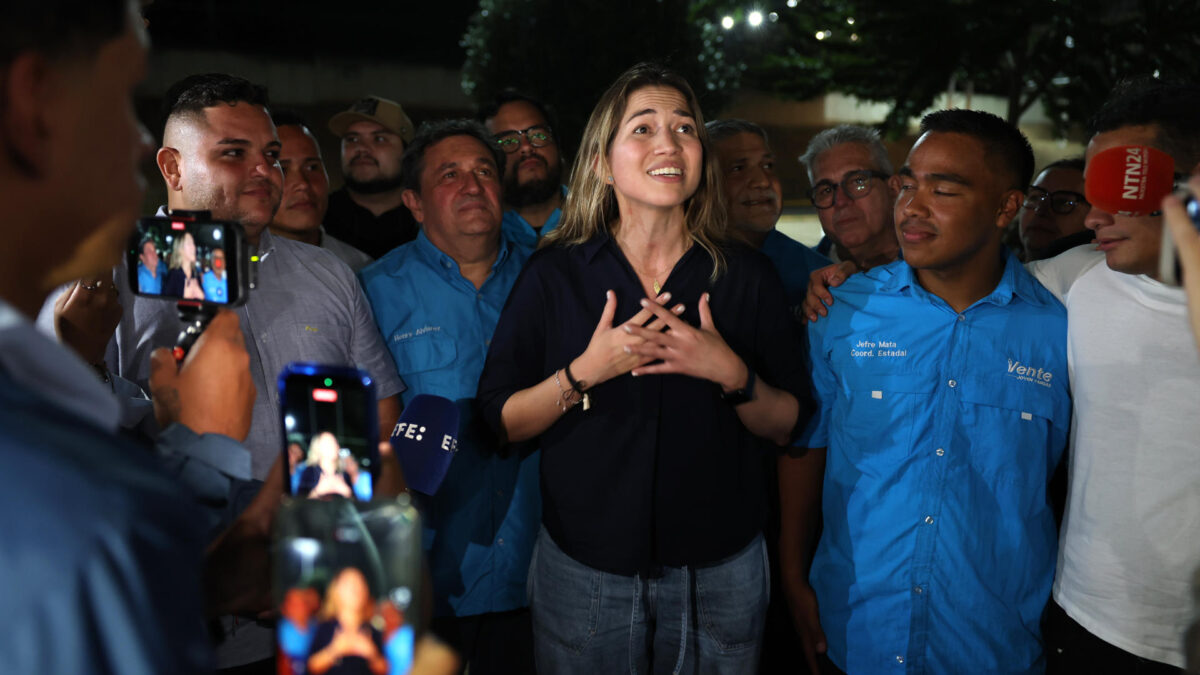 AME1074. MAIQUETÍA (VENEZUELA), 27/09/2026.- La opositora venezolana Claudia Macero (c), jefa de prensa de la líder María Corina Machado, reacciona a simpatizantes de la regional Vente Vargas del partido político Vente Venezuela a su regresó al país este domingo, de donde salió en el primer semestre de 2025 tras permanecer asilada junto a otros cinco compañeros en la residencia de la Embajada de Argentina en Caracas por acusaciones de supuesta conspiración y traición a la patria. EFE/ Miguel Gutiérrez