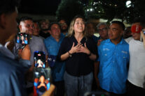 AME1074. MAIQUETÍA (VENEZUELA), 27/09/2026.- La opositora venezolana Claudia Macero (c), jefa de prensa de la líder María Corina Machado, reacciona a simpatizantes de la regional Vente Vargas del partido político Vente Venezuela a su regresó al país este domingo, de donde salió en el primer semestre de 2025 tras permanecer asilada junto a otros cinco compañeros en la residencia de la Embajada de Argentina en Caracas por acusaciones de supuesta conspiración y traición a la patria. EFE/ Miguel Gutiérrez