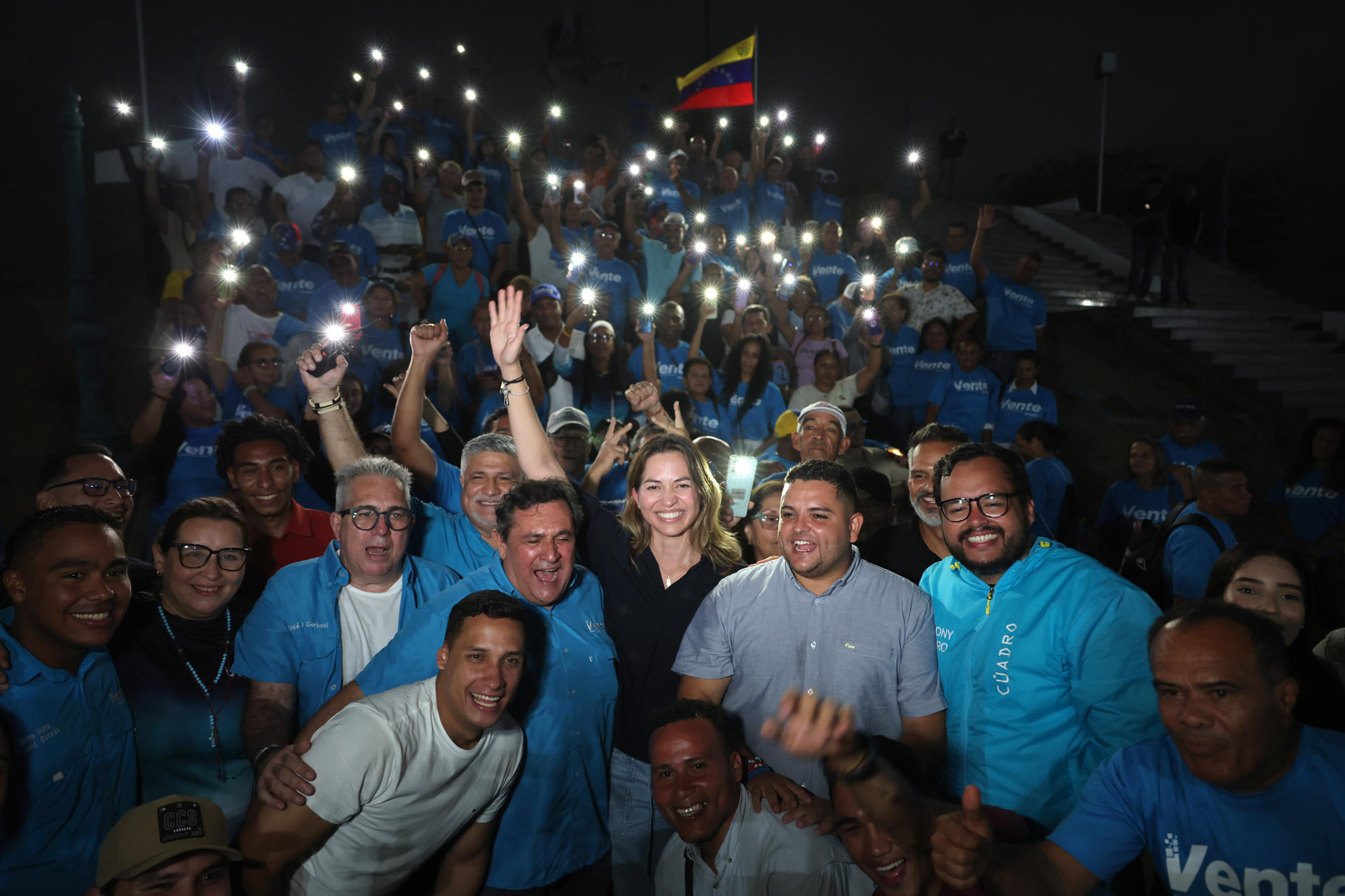 FOTODELDÍA AME1077. MAIQUETÍA (VENEZUELA), 27/09/2026.- La opositora venezolana Claudia Macero (c), jefa de prensa de la líder María Corina Machado, posa con simpatizantes de la regional Vente Vargas del partido político Vente Venezuela a su regresó al país este domingo, de donde salió en el primer semestre de 2025 tras permanecer asilada junto a otros cinco compañeros en la residencia de la Embajada de Argentina en Caracas por acusaciones de supuesta conspiración y traición a la patria. EFE/ Miguel Gutiérrez