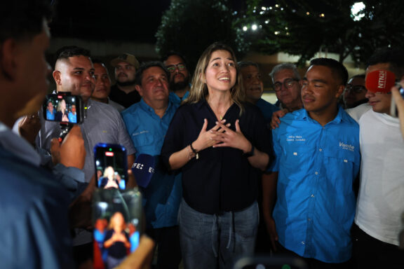 AME1074. MAIQUETÍA (VENEZUELA), 27/09/2026.- La opositora venezolana Claudia Macero (c), jefa de prensa de la líder María Corina Machado, reacciona a simpatizantes de la regional Vente Vargas del partido político Vente Venezuela a su regresó al país este domingo, de donde salió en el primer semestre de 2025 tras permanecer asilada junto a otros cinco compañeros en la residencia de la Embajada de Argentina en Caracas por acusaciones de supuesta conspiración y traición a la patria. EFE/ Miguel Gutiérrez
