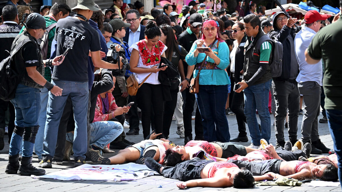 MEX2943. CUERNAVACA (MÉXICO), 16/09/2026.- Personas protestan este miércoles en la ciudad de Cuernavaca en Morelos (México). Estudiantes y activistas mexicanas protestaron durante el desfile cívico-militar por el Día de la Independencia, en el estado de Morelos (centro), en reclamo por el crimen de la joven española Claudia Tacoronte, asesinada a puñaladas el sábado en el municipio de Cuautla. EFE/Tony Rivera