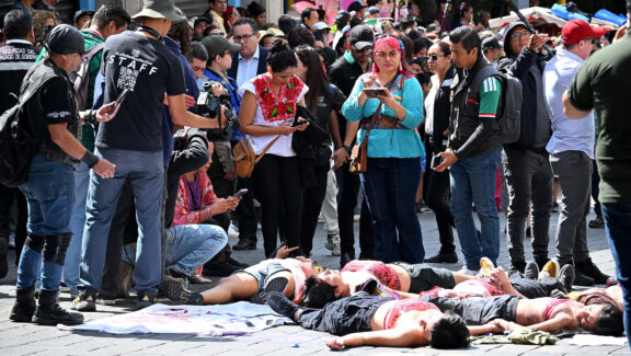 MEX2943. CUERNAVACA (MÉXICO), 16/09/2026.- Personas protestan este miércoles en la ciudad de Cuernavaca en Morelos (México). Estudiantes y activistas mexicanas protestaron durante el desfile cívico-militar por el Día de la Independencia, en el estado de Morelos (centro), en reclamo por el crimen de la joven española Claudia Tacoronte, asesinada a puñaladas el sábado en el municipio de Cuautla. EFE/Tony Rivera