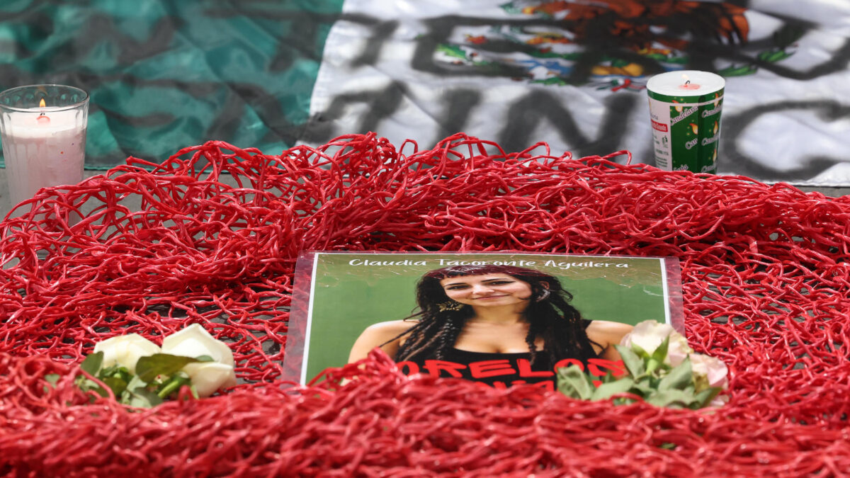 MEX2871. CUERNAVACA (MÉXICO), 15/09/2026.- Fotografía que muestra una ofrenda a la estudiante española Claudia Tacoronte Aguilera de los estudiantes de la Universidad Autónoma del Estado de Morelos (UAEM) durante una manifestación por su asesinato, este martes, en Cuernavaca, en Morelos (México). EFE/Alex Cruz