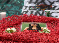 MEX2871. CUERNAVACA (MÉXICO), 15/09/2026.- Fotografía que muestra una ofrenda a la estudiante española Claudia Tacoronte Aguilera de los estudiantes de la Universidad Autónoma del Estado de Morelos (UAEM) durante una manifestación por su asesinato, este martes, en Cuernavaca, en Morelos (México). EFE/Alex Cruz