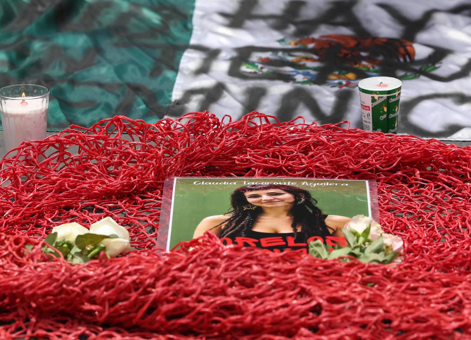 MEX2871. CUERNAVACA (MÉXICO), 15/09/2026.- Fotografía que muestra una ofrenda a la estudiante española Claudia Tacoronte Aguilera de los estudiantes de la Universidad Autónoma del Estado de Morelos (UAEM) durante una manifestación por su asesinato, este martes, en Cuernavaca, en Morelos (México). EFE/Alex Cruz